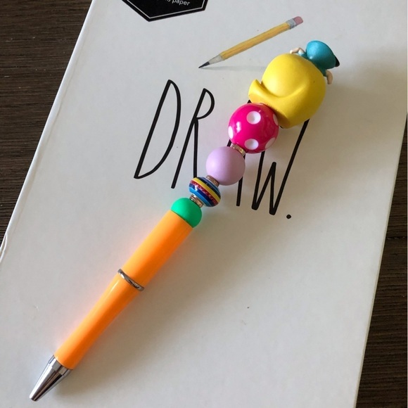 Disney Doorables: Alice in Wonderland: Alice handmade beaded pen - Picture 3 of 3